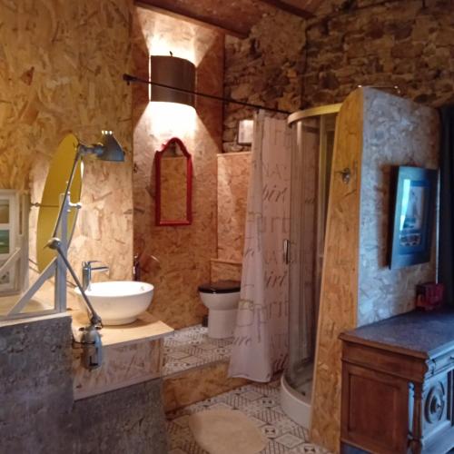 une salle de bain avec un lavabo, une douche et des toilettes dans l'établissement Mas Dupoune avec Piscine & Spa, à Sumène