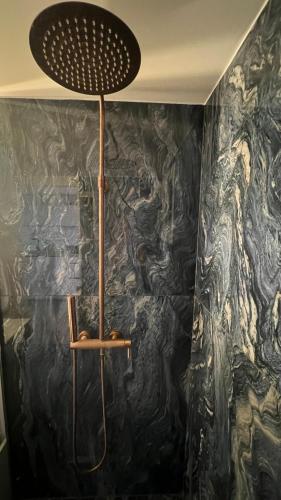 une pièce avec un mur noir et un plafond dans l'établissement Échappée belle à Port-Grimaud Appt 2 personnes, à Grimaud