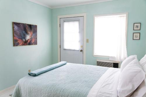 Katil atau katil-katil dalam bilik di The Blue Room - Charming Studio, Great Location!