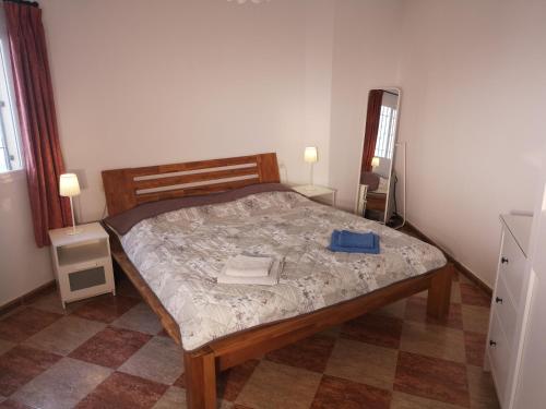 a bedroom with a bed with two towels on it at Casa Las Maravillas in La Herradura