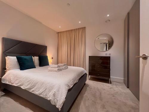a bedroom with a large bed and a mirror at 2Bedroom Apartment in Central of London in London