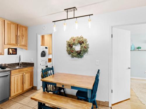 Η κουζίνα ή μικρή κουζίνα στο Red Pine Condominiums by All Seasons Resort Lodging