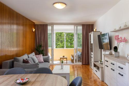 Bliss Apartment near Bellevue beach