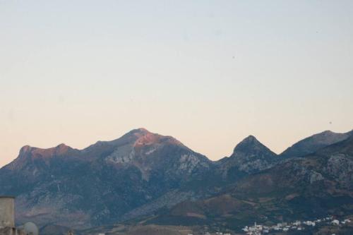 Una imagen general de la montaña o una montaña tomada desde la villa