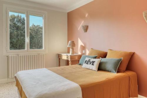une chambre avec un lit avec un oreiller dessus dans l'établissement Maison de campagne lumineuse, à Orange