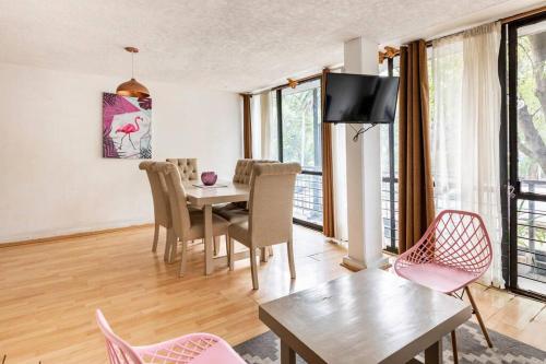 a living room with a table and chairs at Park Narvarte in Mexico City