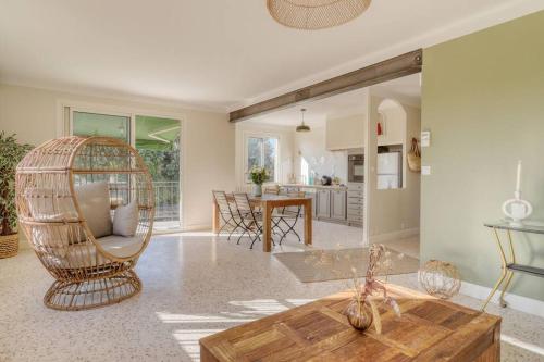 - un salon avec une balancelle et une table dans l'établissement Maison de campagne lumineuse, à Orange