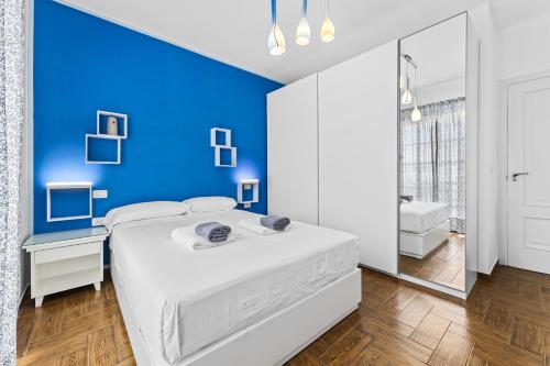 ein blaues Schlafzimmer mit einem Bett und einem Spiegel in der Unterkunft Casa Carola in Arrecife