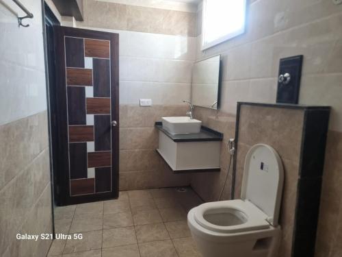 蒂魯帕蒂的住宿－MSPride，一间带卫生间和水槽的浴室