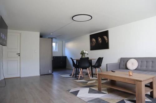 康斯博的住宿－Leilighet fra 2024，客厅配有沙发和桌子