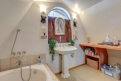 uma casa de banho com um lavatório, um espelho e uma banheira em Off-Grid Nevada City Geodesic Dome House with Views! em Nevada City