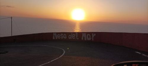 un tramonto sull'oceano con graffiti su un muro di Beautiful Beach Corner a Santa Cruz de Tenerife