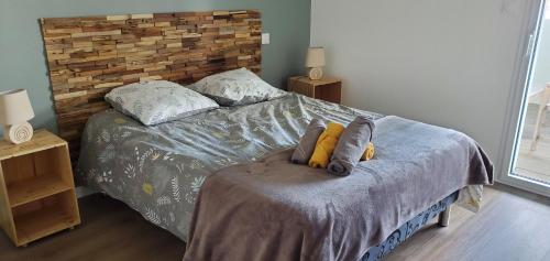 une chambre avec un lit avec deux oreillers dessus dans l'établissement Bonamour Calluna, à Capbreton