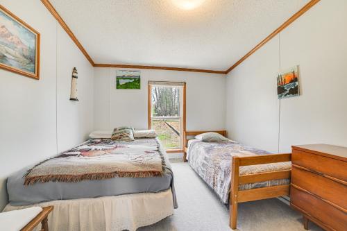 um quarto com 2 camas e uma cómoda em Peaceful Lakefront Home with Deck in West Branch! em West Branch