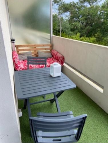 einen Tisch und zwei Stühle auf dem Balkon in der Unterkunft Proche centre T2 avec Terrasse in Biarritz