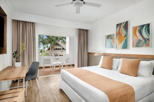 Habitación de hotel con cama, mesa y sillas en Sunscape Dominicus La Romana - All Inclusive, en La Romana