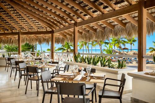 ein Restaurant mit Tischen und Stühlen und Meerblick in der Unterkunft Sunscape Dominicus La Romana - All Inclusive in La Romana