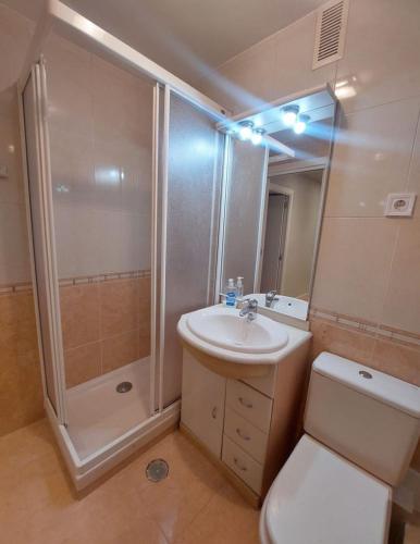een badkamer met een douche, een wastafel en een toilet bij Apartamento Pool in Mexico-Stad