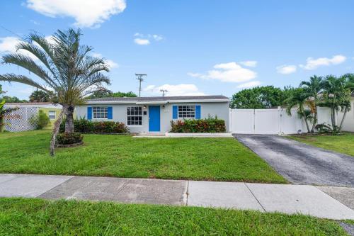 a white house with a palm tree in a yard at Private rooms in West Palm Beach - Close to Beaches in West Palm Beach
