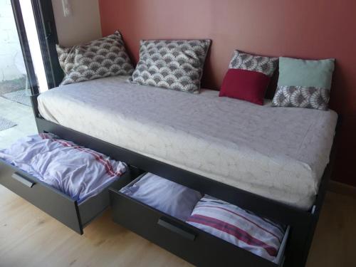 - un lit superposé avec 2 tiroirs et 2 oreillers dans l'établissement Petite maison porte de l'océan, à Saint-Mathurin