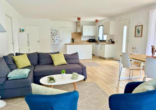 un salon avec un canapé et une table dans l'établissement Moderne entre lac et océan, à Biscarrosse