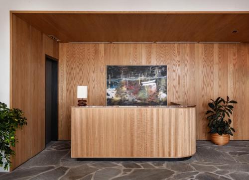um átrio de escritório com painéis de madeira e uma recepção em ROOST Kelly Drive em Filadélfia