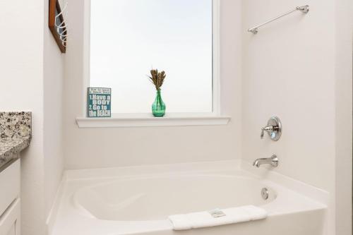 Bilik mandi di The Blue Bird by Pristine Properties Vacation Rentals
