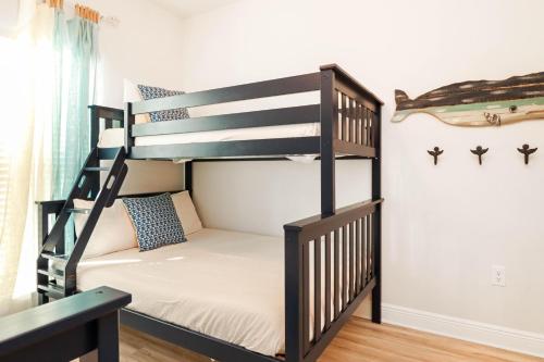 Katil atau katil-katil dalam bilik di The Blue Bird by Pristine Properties Vacation Rentals