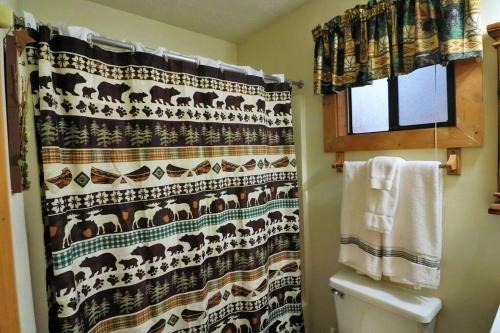 baño con cortina de ducha con animales en Alpine Mountain Studio Fireplace Helen #4, en Helen