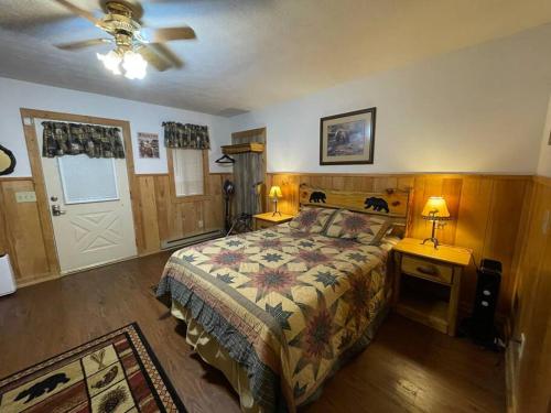 1 dormitorio con 1 cama y ventilador de techo en Alpine Mountain Studio Fireplace Helen #4, en Helen