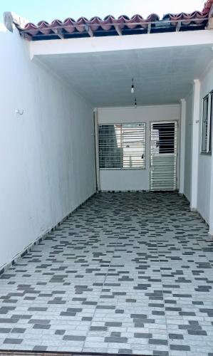 eine leere Garage mit Tür und Fliesenboden in der Unterkunft Casa de temporada em Petrolina-pe in Petrolina