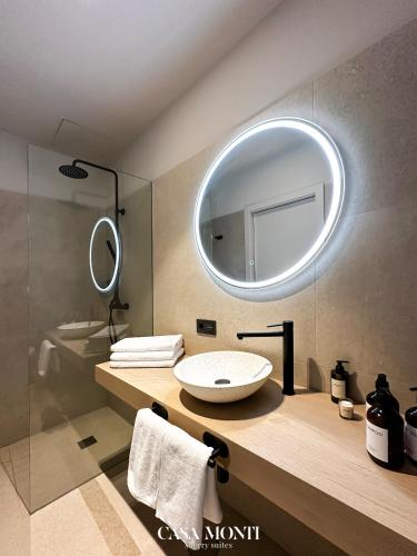 y baño con lavabo y espejo. en Casa Monti - Sherry Suites, en Jerez de la Frontera