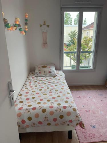 Un pat sau paturi într-o cameră la Maison proche aéroport d’Orly