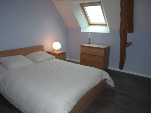 une chambre avec un lit blanc et une fenêtre dans l'établissement Le 107 grande maison accès direct et vue sur mer, à Cherrueix