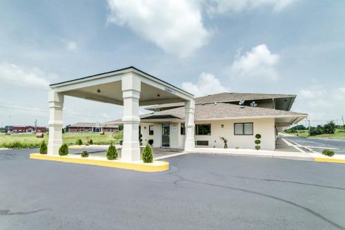 a large parking lot in front of a building at Motel 6-Berea, KY in Berea