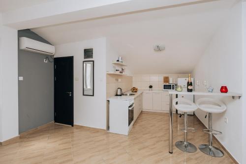 Η κουζίνα ή μικρή κουζίνα στο Paradise Bay Apartments