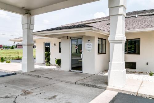 a white house with columns at Motel 6-Berea, KY in Berea