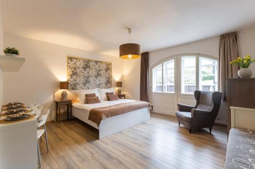 une chambre d'hôtel avec un lit et une chaise dans l'établissement Wellness Pension Fulda Černý Důl, à Černý Důl