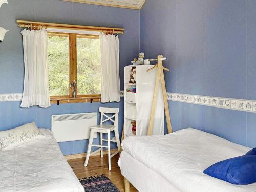 a bedroom with two beds and a window at Holiday home GRÄSÖ II in Gräsö