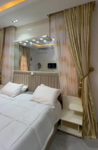 - une chambre avec 2 lits et un rideau dans l'établissement A & E apartment, à Lekki
