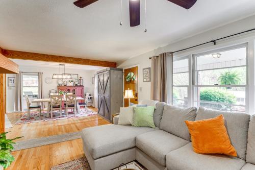 Zona de estar de Fire Pit and Game Room Family Home in Marshall