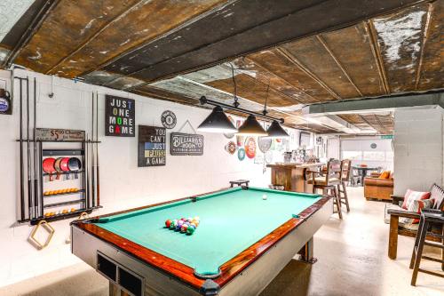 una mesa de billar en medio de una habitación en Fire Pit and Game Room Family Home in Marshall, en Marshall