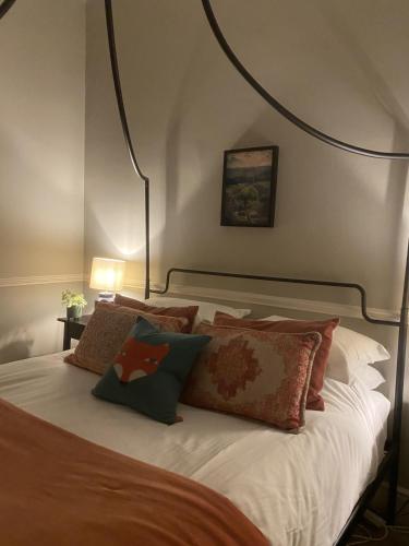Una cama o camas en una habitación de The Beeches - Chatsworth Apartment No 2 - Sleeps 2