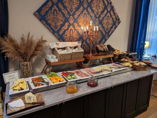 un buffet con diferentes tipos de comida en una mesa en Slite Badhotell, en Slite
