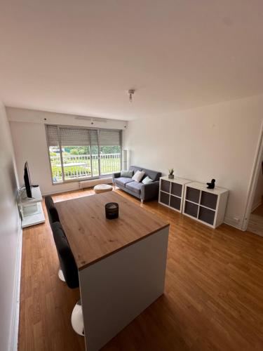 un salon avec un canapé et une table dans l'établissement Cosy flat all confort Puteaux, à Puteaux