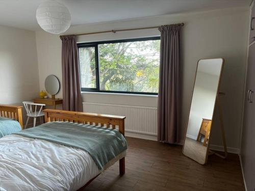 - une chambre avec un lit et une grande fenêtre dans l'établissement Teach Róise, à Dunfanaghy