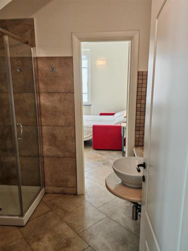 a bathroom with a shower and a sink at Il sogno di Jo a 50 mt dal mare in Borgio Verezzi