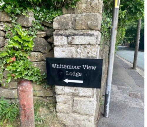Naktsmītnes Whitemoor View Lodge logotips vai norāde