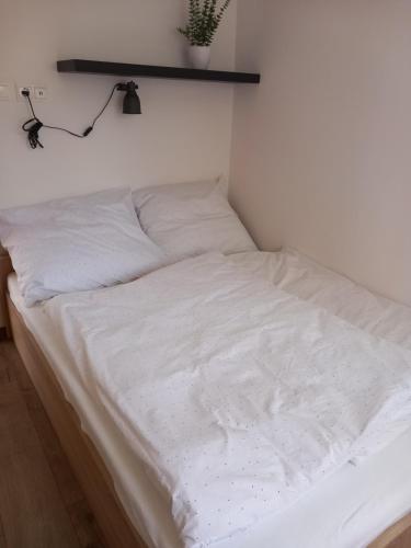 Postel nebo postele na pokoji v ubytování Brigi Apartman