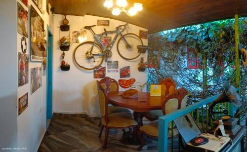 una sala da pranzo con tavolo e una bicicletta sul muro di Casa Hotel El Cafetal a Cumaral